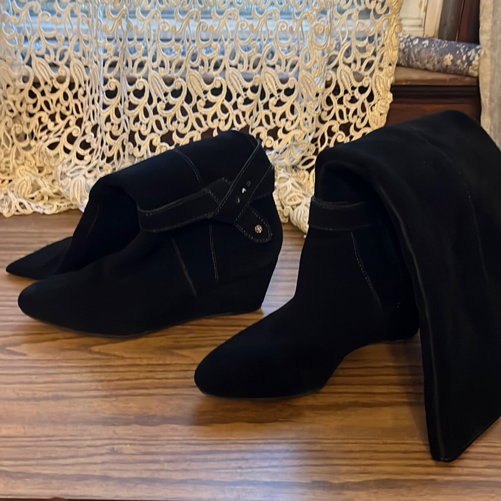 Black suede cute shoes low heel excellent condition/ wedge heel/ bootie